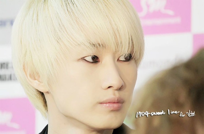 Đôi mắt một mí của nam ca sĩ Eunhyuk nhóm Super Junior được viền bằng chì kẻ mắt rất đậm và sắc nét.