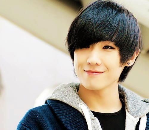 Lee Joon trang điểm đôi mắt bằng đường kẻ mí đậm và sắc.