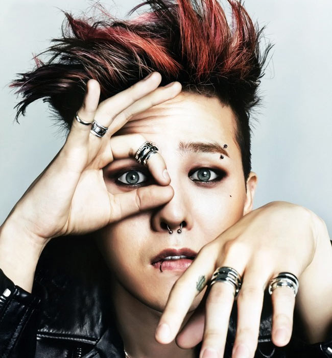 Ngoài make-up đôi mắt, G-Dragon nhóm Big Bang còn gây chú ý với đủ kiểu khuyên xỏ khắp mặt.