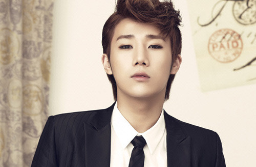 Sunggyu nhóm INFINITE trang điểm đôi mắt bằng viền mí và đôi lông mày cũng được kẻ rất tỉ mỉ.