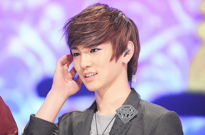 Key nhóm SHINee nổi bật trên sân khấu nhờ đôi mắt lấp lánh nhú và nhiều món phụ kiện bắt mắt.
