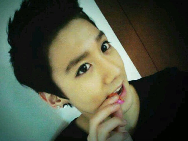 Không chỉ kẻ mắt mà điệu bộ của nam ca sĩ Chunji nhóm Teen Top cũng ẻo lả như con gái. Chính vì thế Chunji được nhận xét là một trong những sao nam điệu đà nữ tính nhất K-pop.