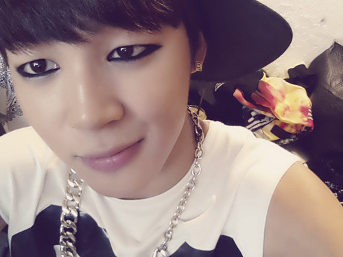Jimin nhóm BTS luôn gây ấn tượng với đôi mắt viền chì đen đậm.