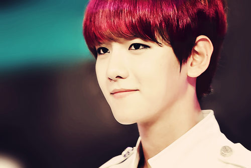 Baekhyun nhóm EXO xinh xắn như một cô gái. Các nét mặt của anh đều nhỏ nhắn lại được trang điểm nên trông vô cùng nữ tính.