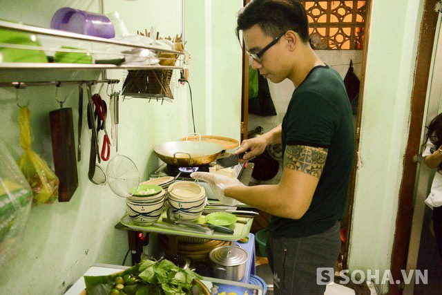 Căn bếp nhỏ trong căn nhà trọ của Đông Hùng, nơi anh giúp mẹ nấu nướng, bán hàng khi rảnh rỗi.