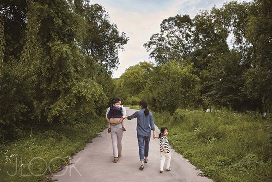 Vợ chồng Lee Young Ae đưa hai bé sinh đôi đi chơi ở vùng nông thôn nơi có phong cảnh non nước rất hữu tình.