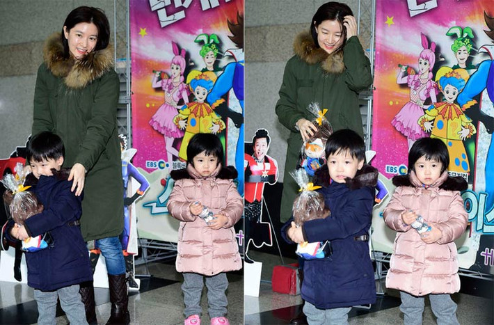 Hình ảnh ba mẹ con Lee Young Ae trong một lần dự sự kiện hồi năm 2014. Hai bé sinh ngày 20/2/2011.