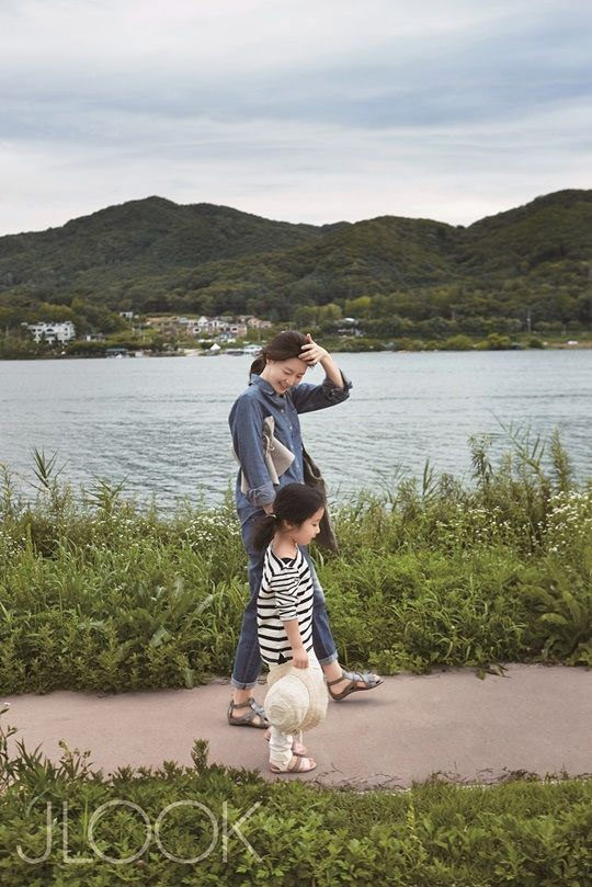 Lee Young Ae giản dị với bộ denim dắt tay con gái đi dọc bờ sông.