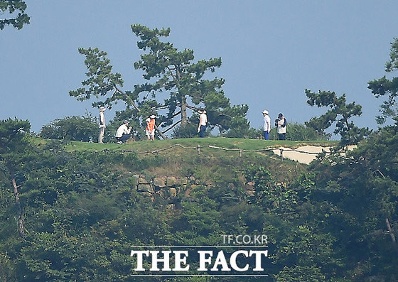 Được biết golf chính là sở thích chung và là cầu nối giúp hai ngôi sao xứ Hàn gần nhau hơn và trở thành một cặp. Chuyến đi nghỉ trăng mật này, Bae Yong Joon và Park Soo Jin đi chung cùng với một vài người bạn.