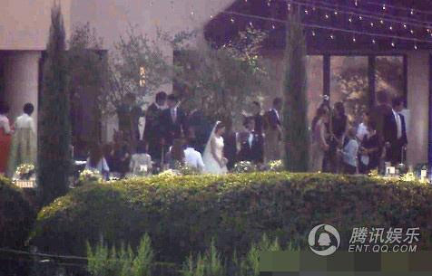 Vì paparazzi phải tác nghiệp từ xa nên hình ảnh của cô dâu chú rể nhìn rất mờ ảo.