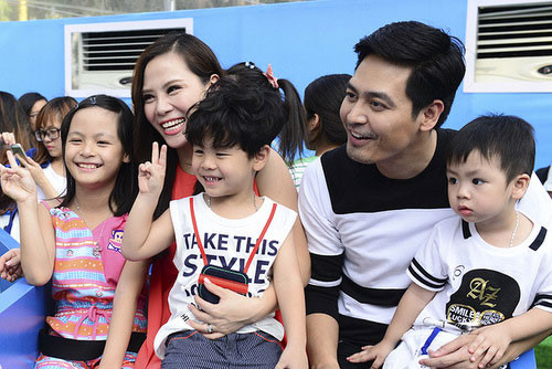 Là người bận rộn với công việc MC, phim ảnh, nhưng Phan Anh luôn có cảm giác yên tâm bởi ba nhóc tì đã có bàn tay chăm sóc của vợ đảm.