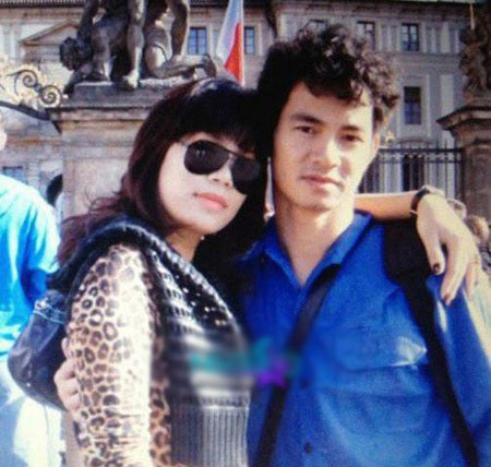 Xuân Bắc cũng là một trong những nghệ sĩ hiếm khi “khoe” vợ con trên các phương tiện truyền thông. Bà xã của MC kiêm diễn viên Xuân Bắc là Hồng Nhung, kém anh 5 tuổi. Hồng Nhung cũng từng theo học trường Đại học sân khấu điện ảnh giống Xuân Bắc nhưng sau khi tốt nghiệp, chị không theo nghiệp diễn chuyên nghiệp như chồng mà làm giảng viên khoa Sân khấu của Trường Cao đẳng Văn hóa Nghệ thuật Hà Nội.