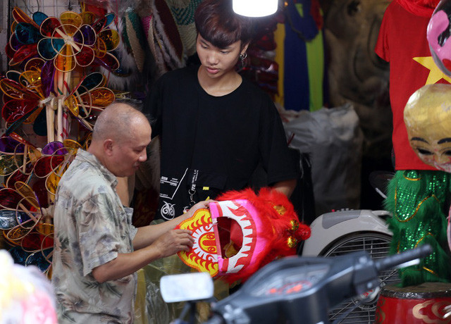 Ông Tuấn - một người dân ở phố Hàng Mã - cho hay: "Đồ chơi Trung Quốc mỗi mùa Trung thu không còn sức hút đối với người dân nữa bởi các đơn vị trong nước cũng đưa ra nhiều mẫu mã, sản phẩm độc đáo, bắt mắt không kém". *Title do Kiến Thức biên tập lại