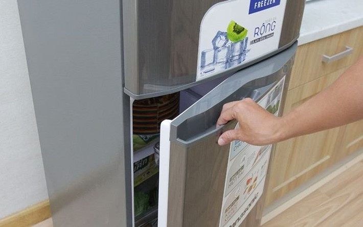 Dùng điện áp nguồn không phù hợp Người tiêu dùng cần phải chắc chắn rằng, điện áp nguồn phải phù hợp với tủ lạnh tuyệt đối không được để tăng hay giảm xuống bất chợt sẽ vô cùng nguy hiểm. Vì thế điện áp phù hợp nhất cho tủ lạnh luôn giữ ở mức 220V.