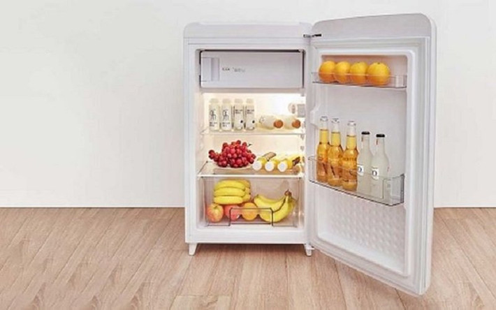 Để đồ ăn dựa sát vào thành trong của tủ Thường xuyên để thực phẩm tiếp xúc với phía trong cùng của tủ lạnh sẽ làm rau củ dễ bị hỏng, chưa kể là khiến tủ làm lạnh làm việc kém hiệu quả, dẫn đến tốn điện hơn. Hãy chú ý để thực phẩm cách ra một khoảng với phía trong của tủ lạnh.