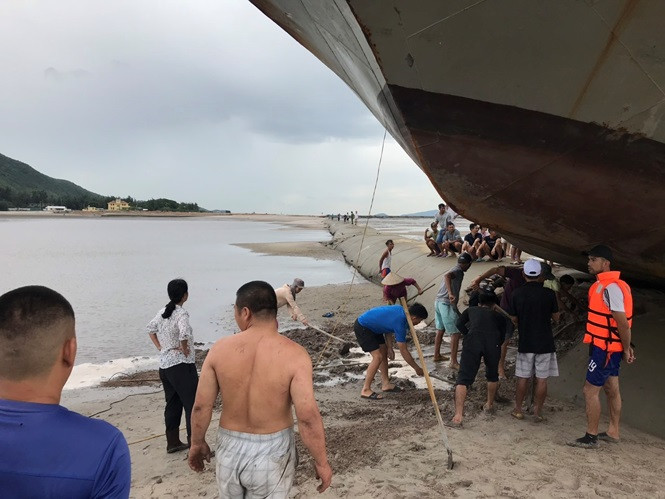 Ông Bùi Đông, chủ tàu Hoàng Vi 1 cho biết, nếu không giải cứu kịp thời thì rất nguy hiểm, bởi thủy triều lên sẽ nhấn chìm phần máy và gặp bão, tàu có thể bị cuốn trôi ra biển.