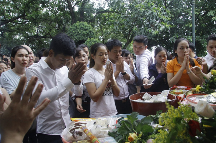 Trong ngày này, một mâm lễ cơ bản với tiền vàng, nhang nén và hoa quả có giá trung bình 50 đến 100 nghìn đồng nếu du khách mua tại các quầy hàng trên lối vào Phủ.