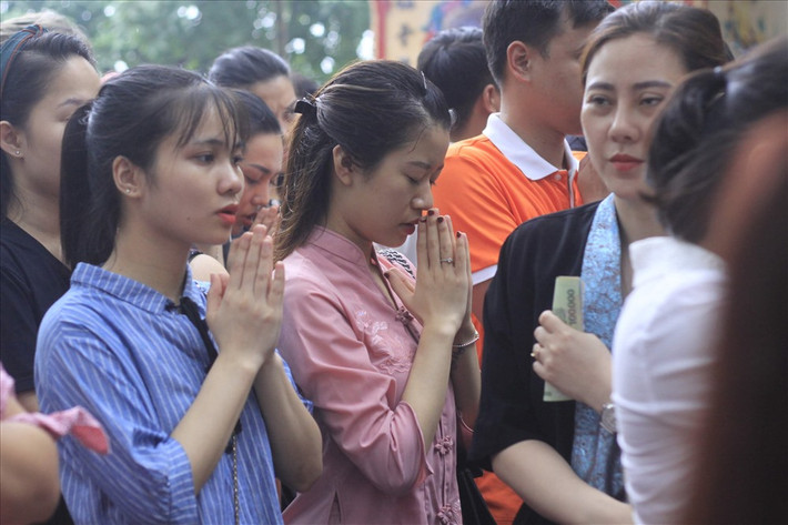 Phủ Tây Hồ, thuộc phường Quảng An, quận Tây Hồ, Hà Nội, thờ Mẫu Liễu Hạnh được cho là một trong những chốn linh thiêng của đất Hà Thành.