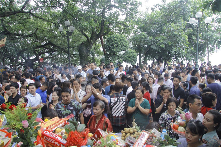 Nhiều người tranh thủ thời gian nghỉ trưa đến Phủ Tây Hồ dâng lễ để cầu bình an trong tháng cô hồn.