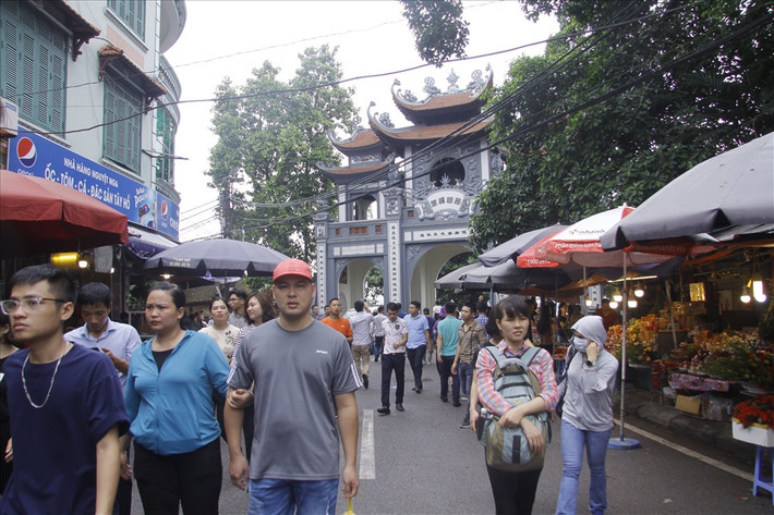 Với quan niệm dân gian tháng 7 Âm lịch là Tháng ""cô hồn" hay còn được coi là tháng ma quỷ không đem lại may mắn nên ngày 1.8 (tức mùng 1 tháng 7 Âm lịch), dù thời tiết không được thuận lợi nhưng nhiều người dân Thủ đô vẫn chen nhau đổ về Phủ Tây Hồ (Hà Nội) dâng lễ cầu bình an.