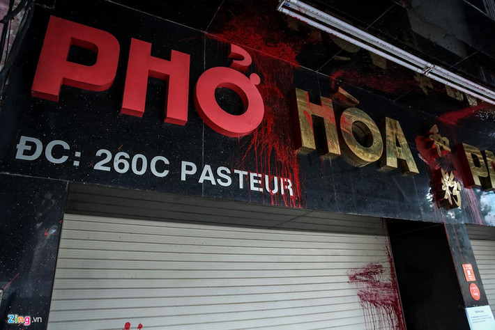 Cùng ngày, cơ quan CSĐT Công an quận 3 - TP HCM đã đến quán Phở Hòa Pasteur ghi nhận hiện trường, làm việc với những người trong gia đình về việc trong một tháng 8 lần bị tạt sơn, mắm tôm. Ông Phan Tùng Linh (chủ quán phở Hòa Pasteur) cũng đã đến Công an quận 3 làm việc về một số vấn đề liên quan.