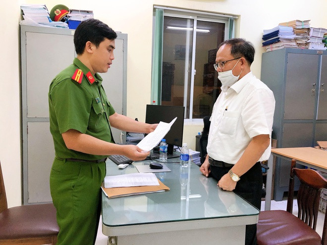 Ông Tất Thành Cang (cựu phó bí thư Thành ủy TP HCM): Tháng 6/2021, Công an TP HCM khởi tố bị can đối với ông Tất Thành Cang và 3 bị can khác liên quan đến vụ sai phạm 32ha đất Phước Kiển. Tháng 8/2021, hoàn tất kết luận điều tra, đề nghị truy tố ông Tất Thành Cang và 9 bị can khác về tội vi phạm quy định về quản lý, sử dụng tài sản nhà nước gây thất thoát lãng phí, điều 219 BLHS.