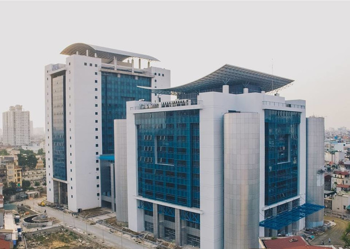 Trong 3 tuần đầu tiên, các sinh viên năm thứ 2, 3, 4 sẽ tới trường học tập trung; trong khi sinh viên năm thứ nhất sẽ học quân sự. Sau 3 tuần, nhà trường sẽ đón 100% sinh viên trở lại trường học tập trung. Trường ĐH Kinh tế Quốc dân cũng đã chuẩn bị đầy đủ kịch bản xử lý trong trường hợp xuất hiện F0 trong trường học.