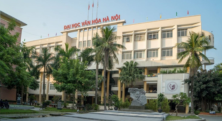 Trường ĐH Văn hóa Hà Nội vừa ra thông báo về việc sinh viên trở lại trường học tập trung. Theo đó, sinh viên các hệ/bậc học chuyển sang học trực tiếp từ ngày 14/2 theo thời khóa biểu học kỳ II năm học 2021-2022 và kế hoạch học tập đã thông báo.