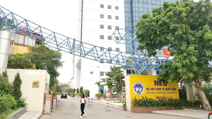 ĐH Kinh tế Quốc dân: PGS.TS Phạm Hồng Chương, Hiệu trưởng trường ĐH Kinh tế Quốc dân, thông tin trường có kế hoạch sẽ đón sinh viên quay trở lại trường học tập trung vào ngày 14/2. Đối với những sinh viên chưa được tiêm vắc xin đủ 2 mũi sẽ được tiêm ngay sau khi trở lại trường.