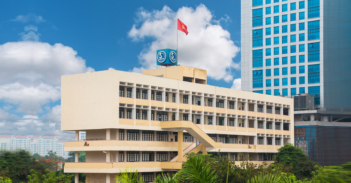 Trường ĐH Giao thông Vận tải: PGS. TS Nguyễn Thanh Chương, Phó hiệu trưởng nhà trường cho biết sinh viên năm cuối, sinh viên năm đầu sẽ được đến trường học trực tiếp trước. Các khóa khác sẽ đến sau. Trường sẽ đánh giá và rút kinh nghiệm qua mỗi tuần học.