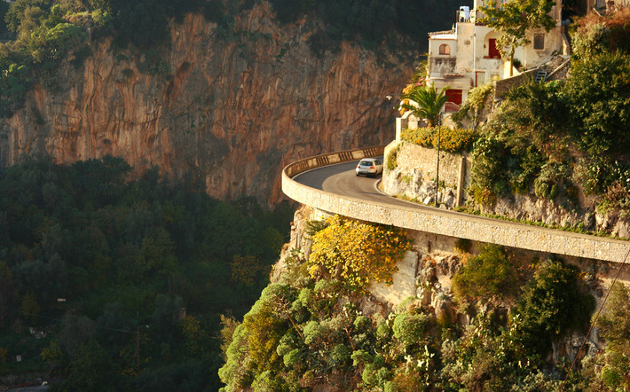 Cung đường ven biển Amalfi (Italy) hấp dẫn du khách bởi có ngôi làng nhiều màu sắc, núi non hùng vĩ và nước biển trong xanh. Nó cũng được lấy làm bối cảnh cho nhiều bộ phim nổi tiếng.