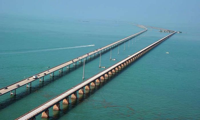 Đường Overseas, Mỹ: Vốn là một con đường sắt vắt qua quần đảo Florida Keys của Mỹ, Overseas đã được cải tạo thành một con đường cao tốc dài 113 dặm (180.8km), băng qua 42 cây cầu để nối Miami với điểm cực Nam ở Key West.