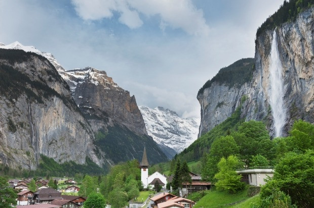 Được mệnh danh là thung lũng đẹp nhất châu Âu, Lauterbrunnen như một nàng tiên khoác lên diện mạo thơ mộng của chốn tiên cảnh. Ảnh: IT.