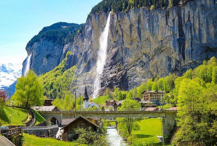 Lauterbrunnen có nghĩa là “nhiều suối”. Cái tên này có nguồn gốc từ 72 thác nước đổ xuống thung lũng từ những vách đá thẳng đứng, trong đó có những thác cao đến hàng trăm mét. Nổi tiếng nhất trong số này chính là thác Staubbach.