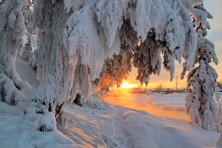 Trong vùng Siberia, hai ngôi làng Oymyakon (có khoảng 500 dân) và Verkhoyansk (có khoảng 1.000 dân) thường "cạnh tranh" nhau danh hiệu lạnh lẽo nhất thế giới. Nhiệt độ trung bình vào mùa đông ở Siberia là -45 độ C.