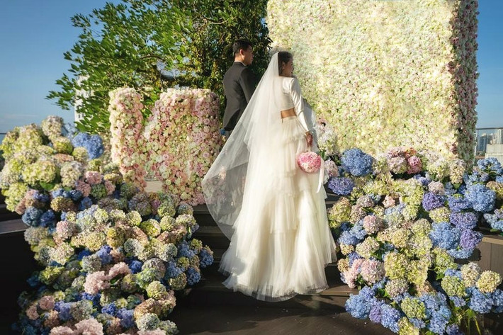 Trong lễ cưới chính, Kim Lim thay một chiếc váy cưới cưới của thương hiệu Vera Wang, còn chồng cô diện bộ vest đen sang trọng.