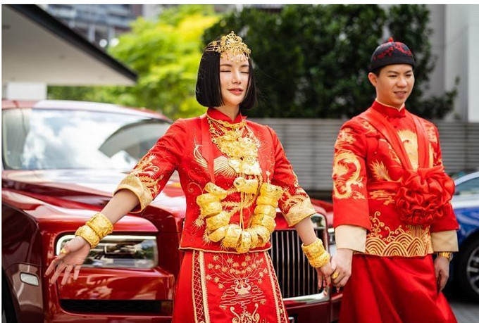 Trong ngày trọng đại của con gái, người cha tỉ phú Peter Lim dành tặng cô dâu một phong bao lì xì có chứa tờ 10.000 USD Singapore (trị giá khoảng 169 triệu đồng), vốn dừng phát hành từ năm 2014.