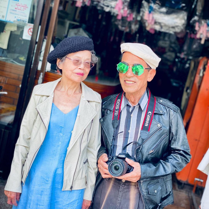 Anh lập một tài khoản trên Instagram từ tháng 6/2020, hướng dẫn ông bà phối những trang phục bị bỏ quên và biến cửa tiệm thành bối cảnh chụp ảnh. Hiện tài khoản được 661 nghìn người theo dõi.