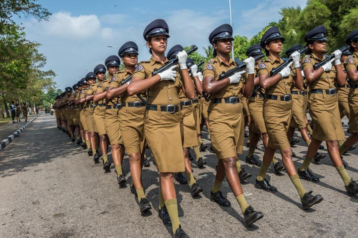 Các nữ cảnh sát Sri Lanka đầy nghiêm nghị khi diễu hành.