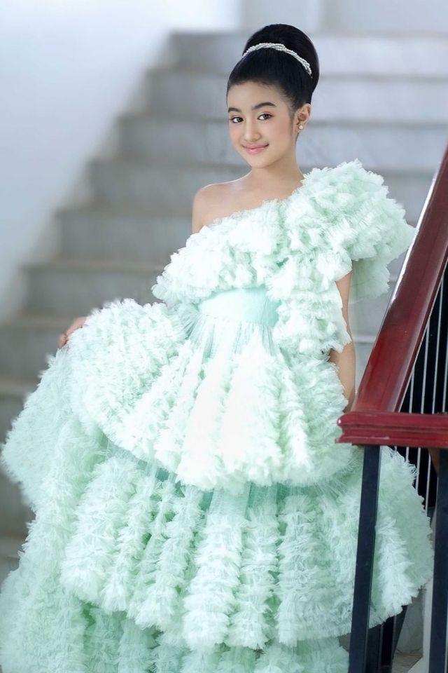 Là thành viên của hoàng gia nên Jenna được nuôi dưỡng, dạy dỗ trong điều kiện ưu việt. Cô bé biết 5 thứ tiếng gồm Khmer, Anh, Pháp, Trung Quốc, Thái Lan, có thể nói và đọc các ngôn ngữ này một cách thành thạo.