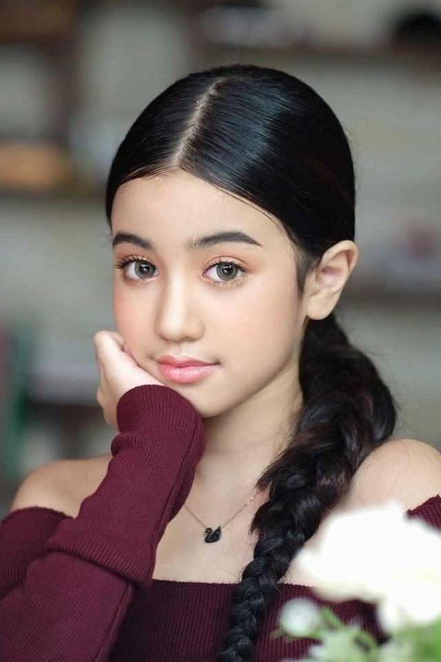 Công chúa Jenna được sinh ra ở Pháp nhưng đã cùng gia đình trở về quê hương Campuchia sinh sống từ năm 2015.