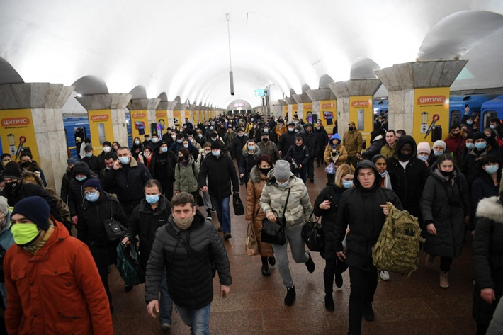 Người dân Ukraine đổ tới các ga tàu điện ngầm trú ẩn sau khi nghe thấy nhiều tiếng nổ lớn.