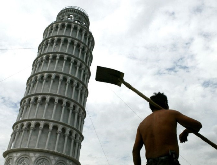 Bản sao của tháp nghiêng Pisa nổi tiếng Italy được xây dựng tại thành phố Thượng Hải. Không cần tốn tiền đi du lịch xa mà du khách châu Á vẫn được chiêm ngưỡng tháp nghiêng Pisa với bản sao tỉ lệ 1:4.