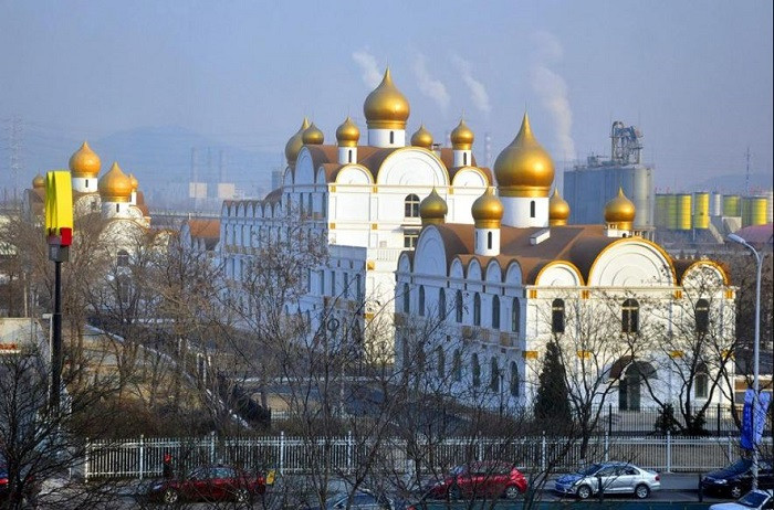 Tòa nhà chính phủ của quận Môn Đầu Câu, Bắc Kinh, Trung Quốc nhìn chẳng khác nào Điện Kremlin nổi tiếng tại Moscow (Nga).