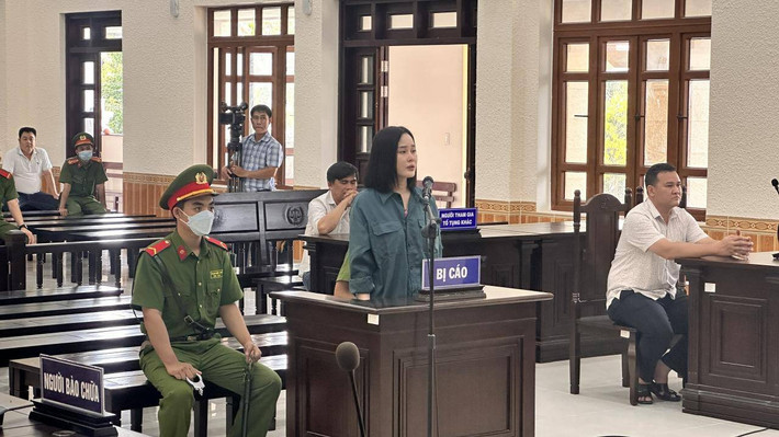 Theo cáo trạng của VKSND tỉnh Bình Thuận, ngày 24/1/2022, Ninh Thị Vân Anh gọi điện cho Công ty TNHH Thương mại vận tải và du lịch Gia Đình Việt (ở TP HCM) thuê ô tô tự lái và yêu cầu lái xe ra giao tại TP Phan Thiết (Bình Thuận). (Ảnh: Báo Giao thông)