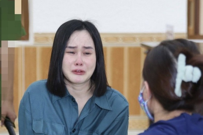 Nói lời sau cùng tại toà, Ninh Thị Vân Anh bật khóc nức nở và xin lỗi gia đình cũng như các bị hại. Bị cáo mong Hội đồng xét xử xem xét mức án thấp nhất để sớm được trở về với gia đình, có cơ hội làm lại cuộc đời. (Ảnh: Người đưa tin)