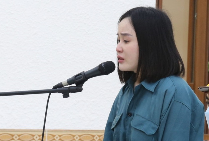 Trong phiên xét xử, bị cáo đã thành khẩn khai báo, bồi thường thiệt hại và được phía bị hại xin giảm nhẹ hình phạt, nên được hưởng tình tiết giảm nhẹ trách nhiệm hình sự.