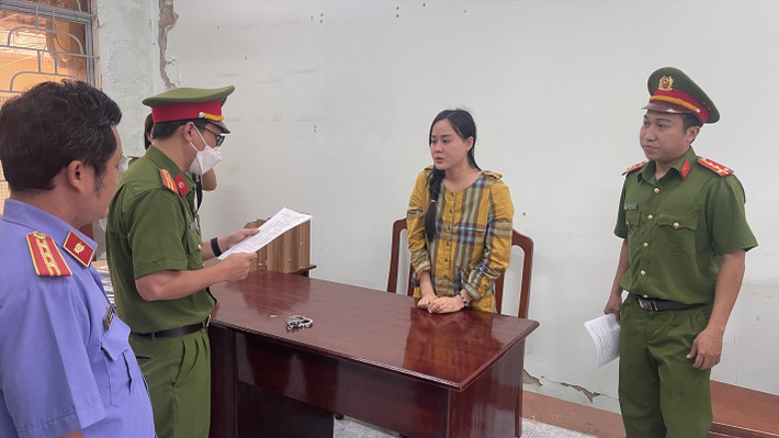 Tiếp đó, Vân Anh về TP HCM, lên mạng xã hội đặt làm giả giấy chứng nhận đăng ký ô tô biển số 51H - 242.74 với giá 5 triệu đồng rồi đem ra Ninh Bình giao cho anh H. tạo lòng tin và nói dối rằng đang chờ người thân đi công tác về làm thủ tục sang tên đổi chủ.
