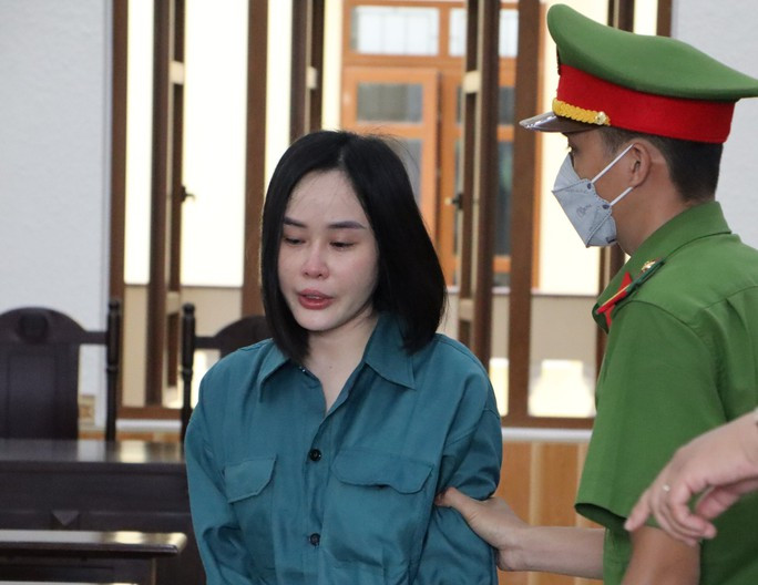 Sau thỏa thuận, công ty cử người lái ô tô (biển số 51H - 242.74) từ TP HCM đến TP Phan Thiết làm hợp đồng thuê xe thời hạn 3 tháng (24/1 - 24/4/2022) và giao xe, giấy tờ liên quan cho Vân Anh. Vân Anh đã trả tiền thuê xe tháng đầu cùng chi phí giao xe cho Công ty Gia Đình Việt là 50 triệu đồng và sử dụng xe đi lại. (Ảnh: NLĐ)