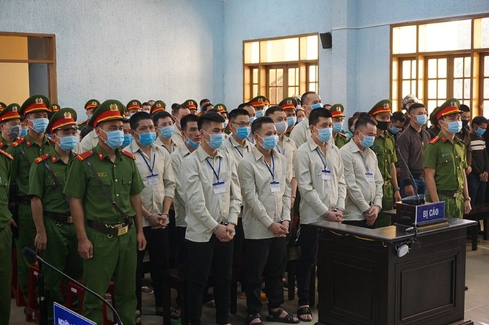 Ngày 27/11/2020, trong phiên toà xét xử sơ thẩm, TAND tỉnh Gia Lai đã tuyên phạt Hùng “si đa” 6 năm tù giam về tội "Tổ chức đánh bạc". Cũng về tội "Tổ chức đánh bạc", TAND tỉnh Gia Lai xử 20 bị cáo liên quan nhận mức án từ 24 tháng đến 5 năm 6 tháng tù giam. Cùng với đó, 85 bị cáo bị xét xử về tội "Đánh bạc", TAND tỉnh Gia Lai tuyên phạt từ án treo đến các mức án phạt tù từ 8 tháng đến 4 năm tù giam.